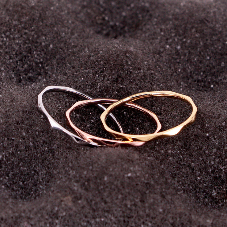 Nhẫn Bản Nhỏ Titan Ko Đen Cao Cấp TT 2081 - Màu Vàng