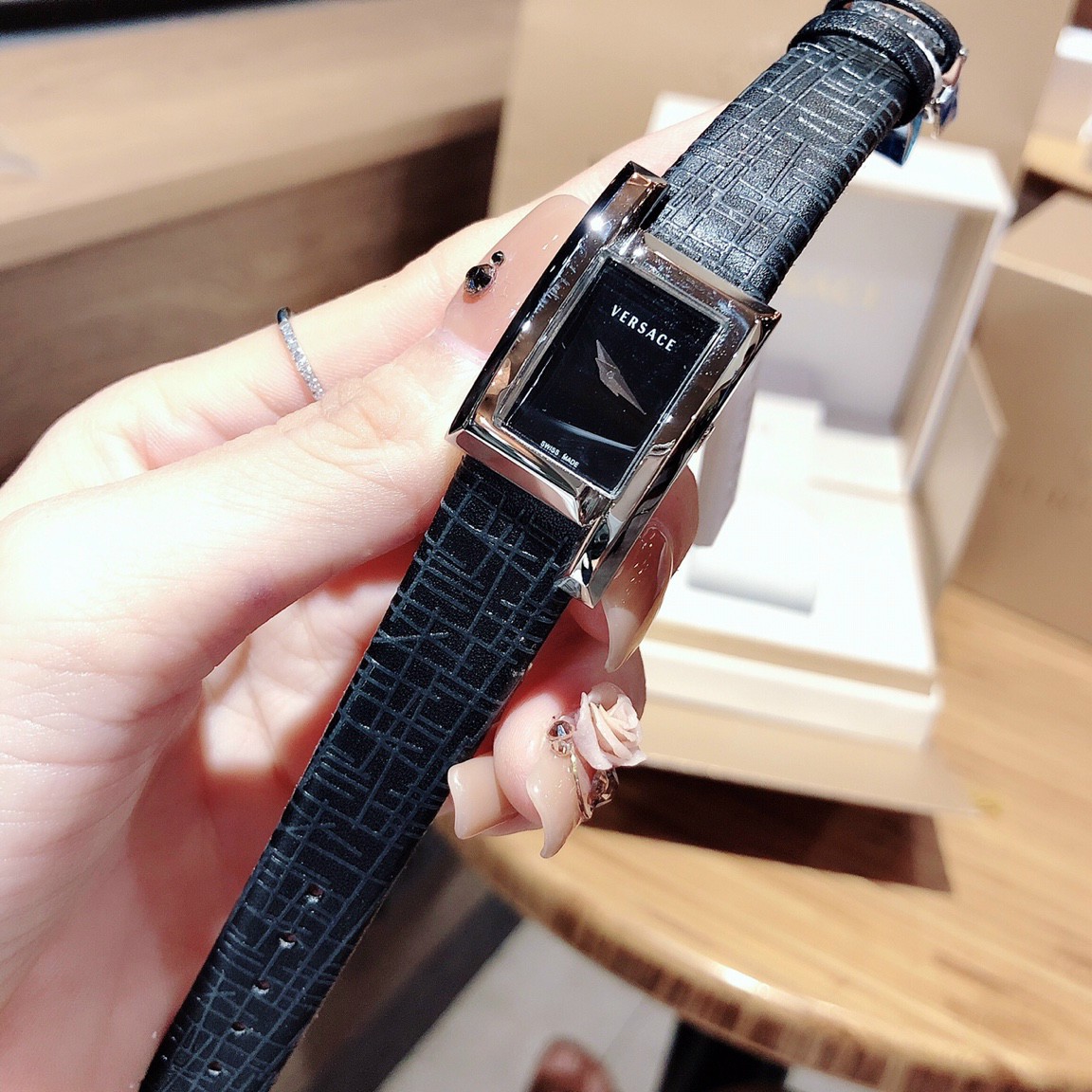 Đồng hồ nữ dây da ver$ace Greca Icon Watch máy pin vỏ size 21 x 39mm Full Box , chống nước , vỏ thép không gỉ , thời trang cao cấp sang trọng , shop kiwi