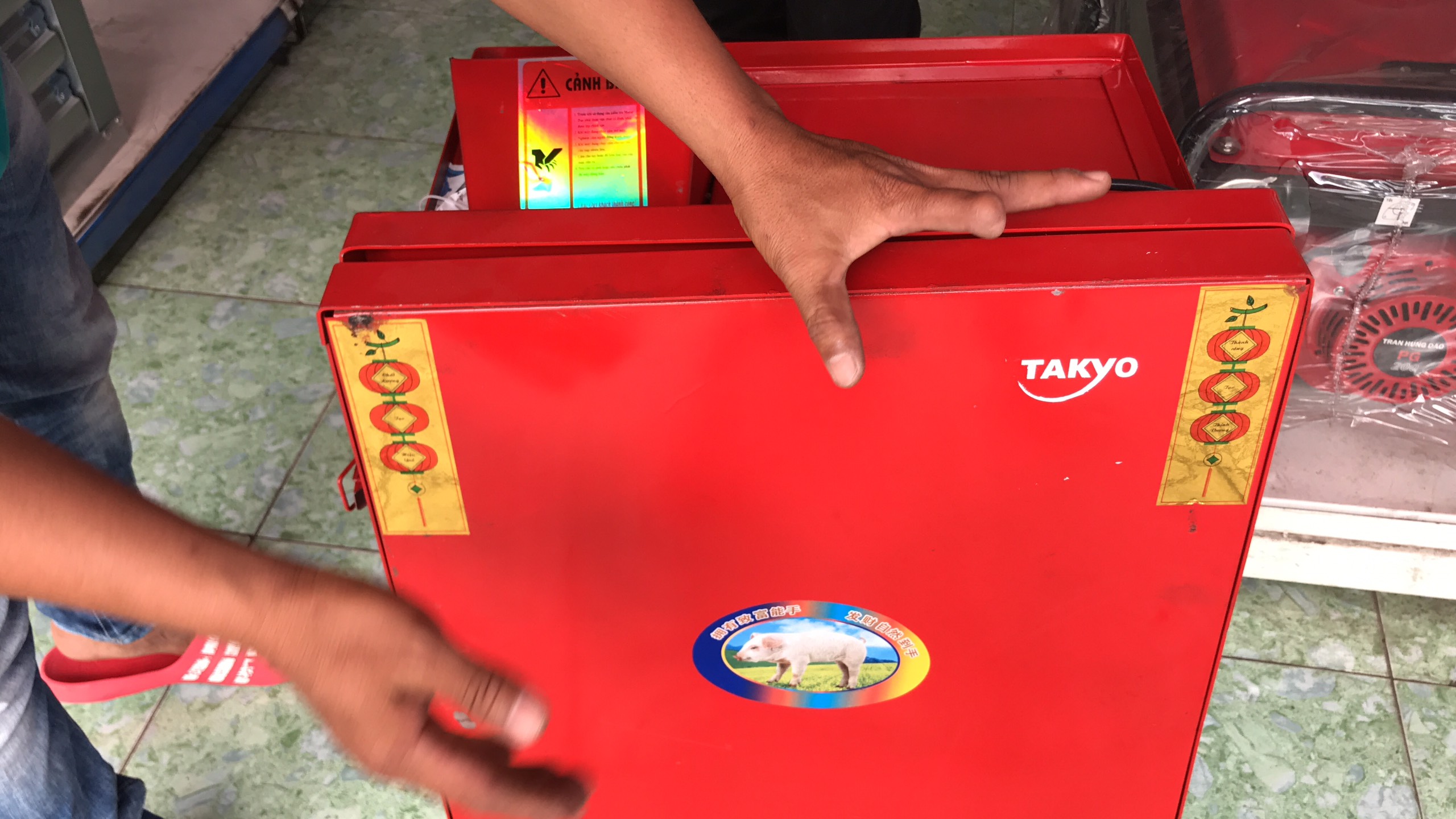 máy băm cỏ TAKYO 1.1kw, Máy băm cỏ vuông băm cây cỏ voi, rau, bèo công suất 1.1kw