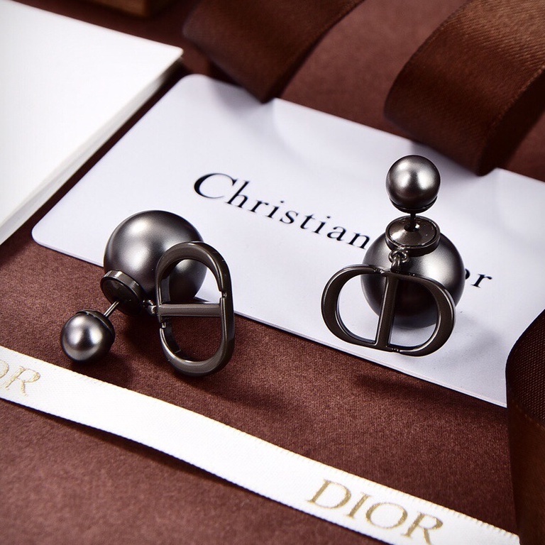 6 đôi khuyên tai ngọc trai Dior auth chính hãng đang gây sốt