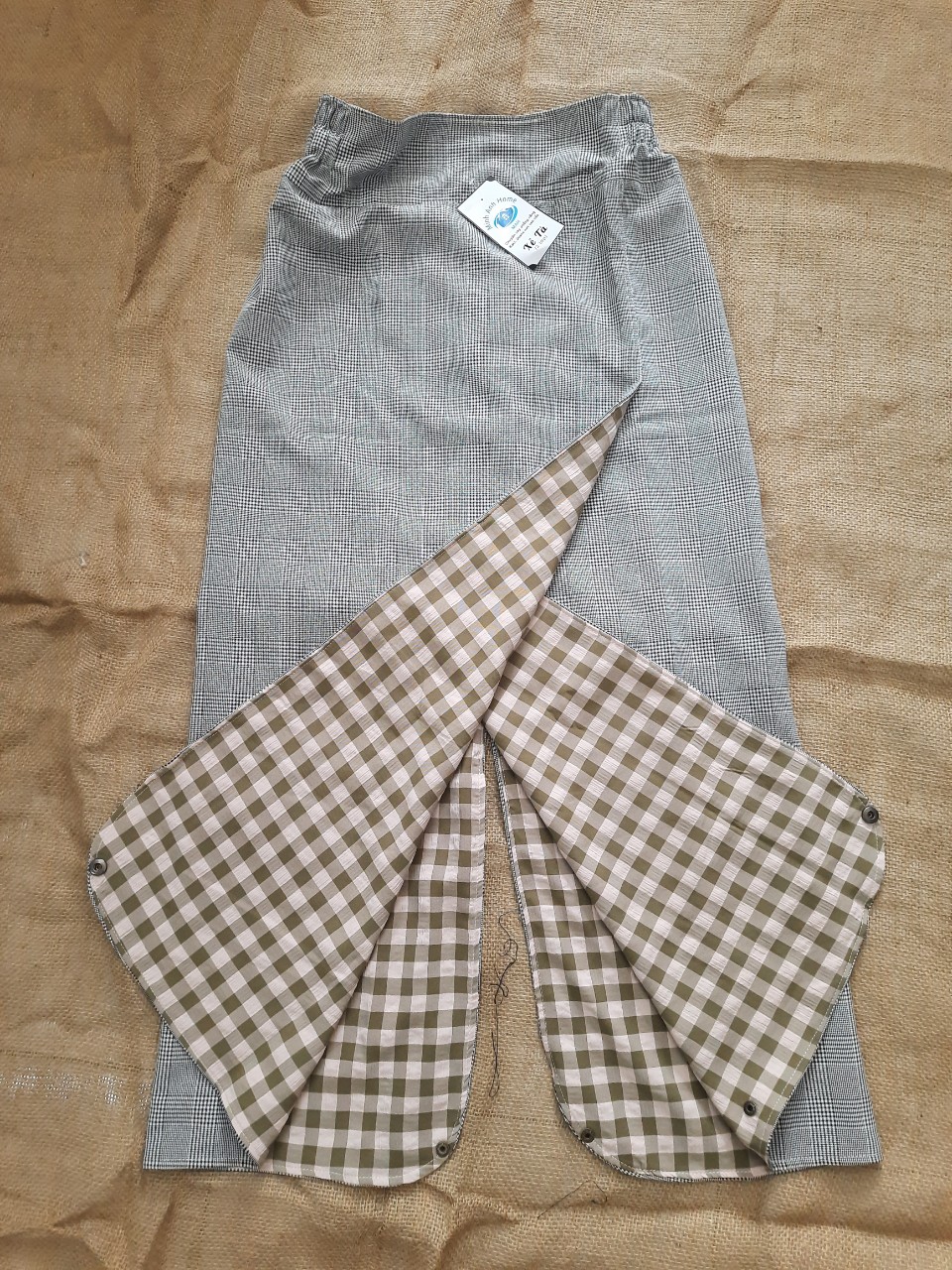 Váy Chống Nắng xẻ tà 2 lớp 2 mặt vải có nút bấm dưới chân, mặc được 3 kiểu, ngồi sau thoải mái, an toàn.