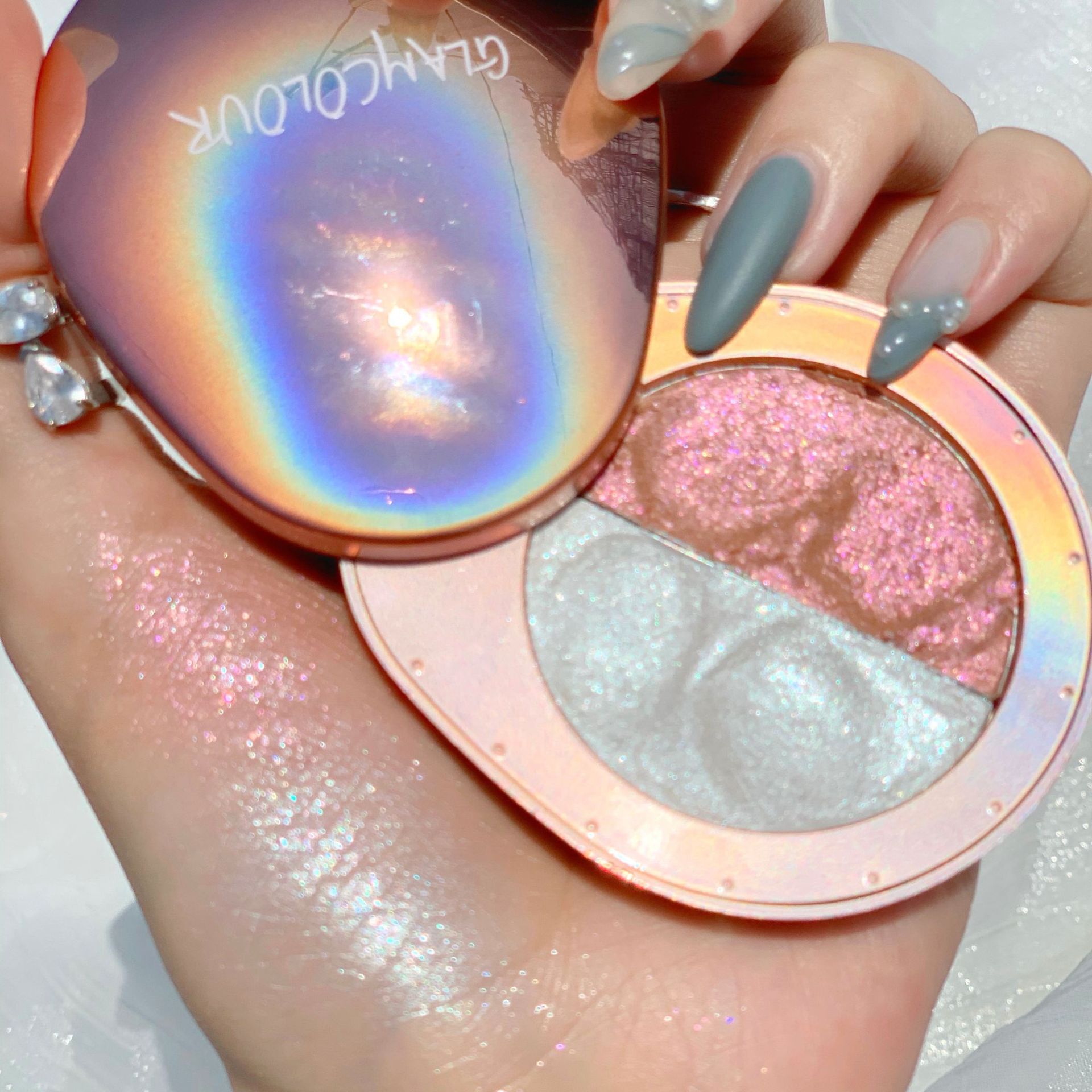 Phấn má nhũ kiêm phấn bắt sáng 2in1 glamcolour vỏ sò