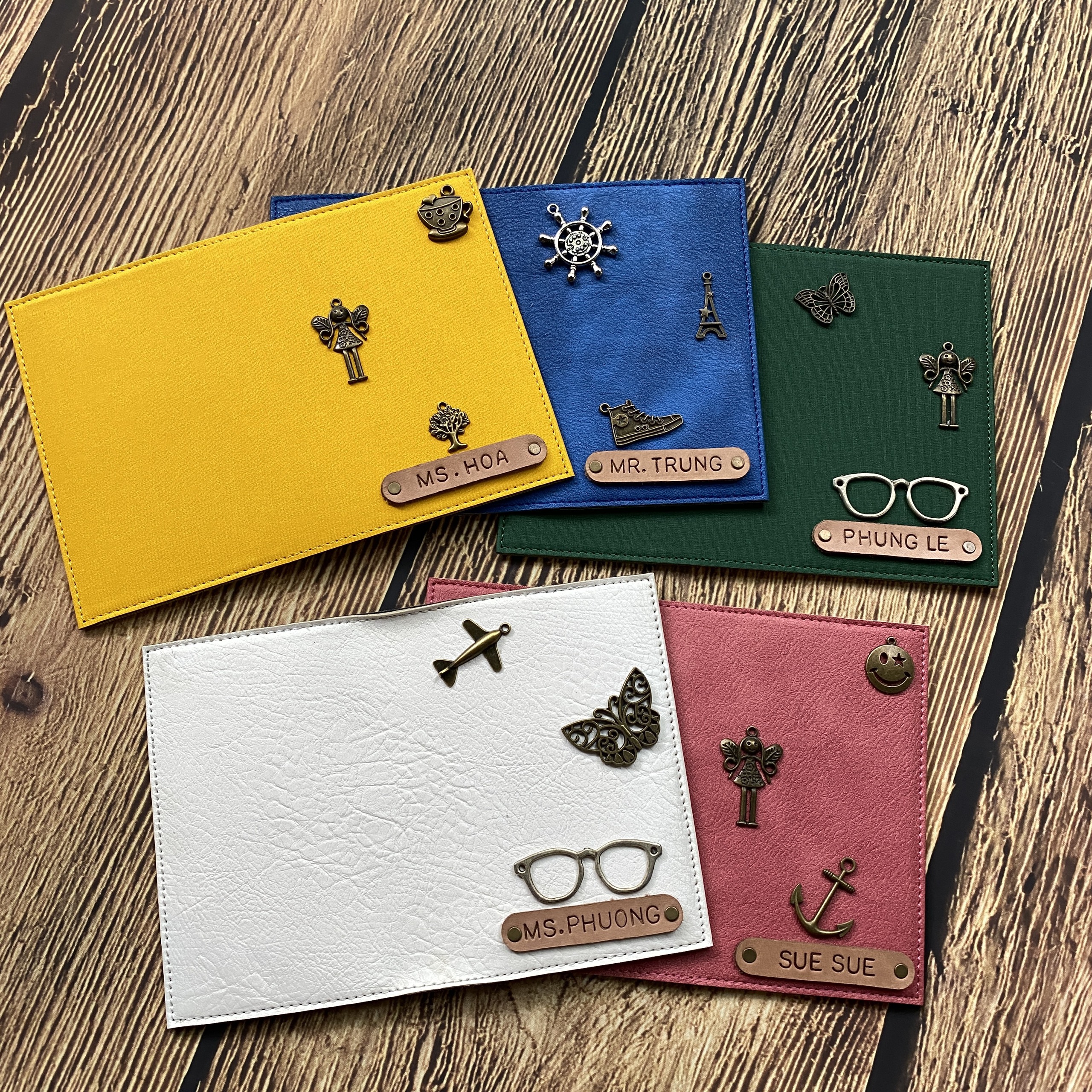 [HCM]Ví đựng hộ chiếu/cover passport đẹp, giá ưu đãi, free charm