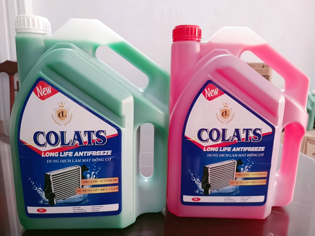Nước làm mát động cơ Colats Raditor Coolant 5L màu xanh và màu đỏ