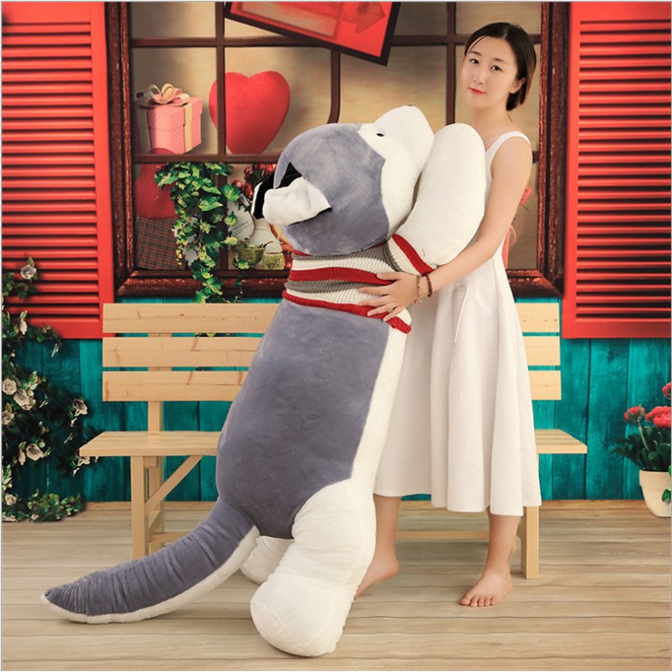 Thú bông chó con husky màu xám mặc áo len