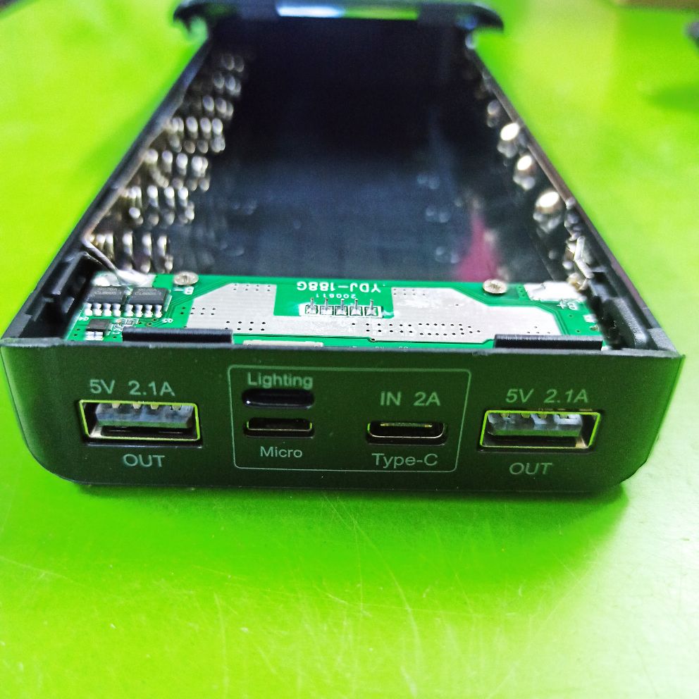 Box sạc dự phòng 8 cell 3 cổng vào màu đen
