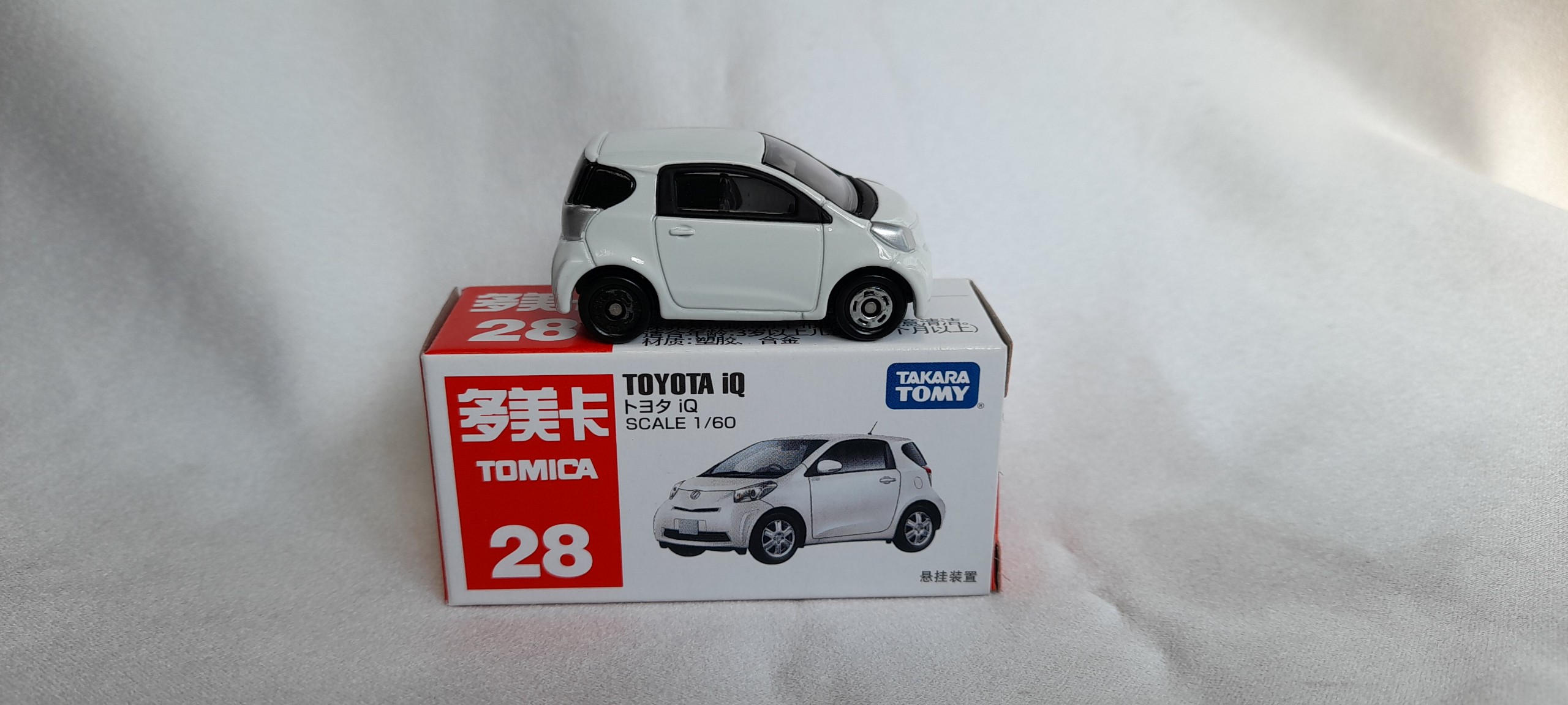 Xe mô hình Tomica Có hộp số 28 - Xe Tomica Toyota IQ màu trắng tỉ lệ 1 60