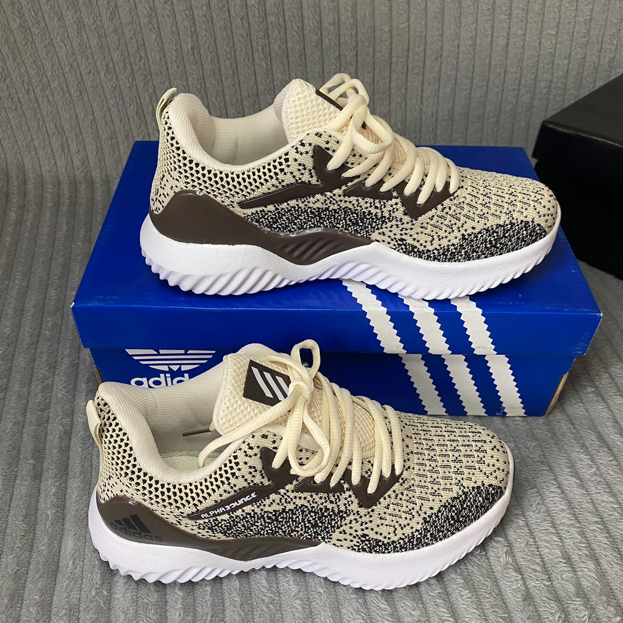 Giầy alphabounce nâu xám nam nữ, giày thể thao alphabounce kem phối nâu, giày chạy bộ