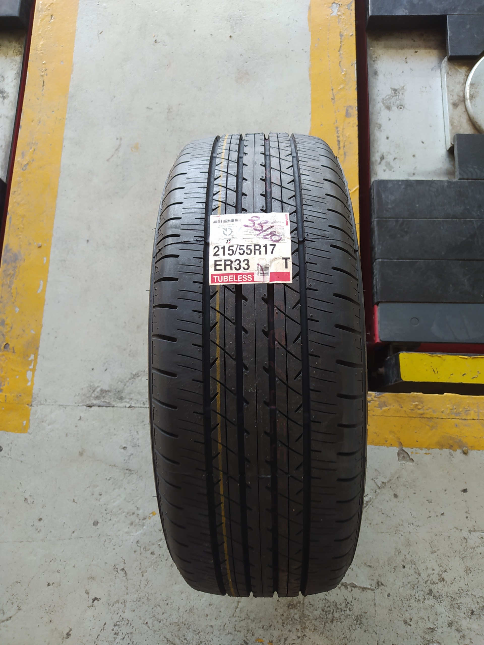 Lốp Bridgestone 215/55R17 ER33