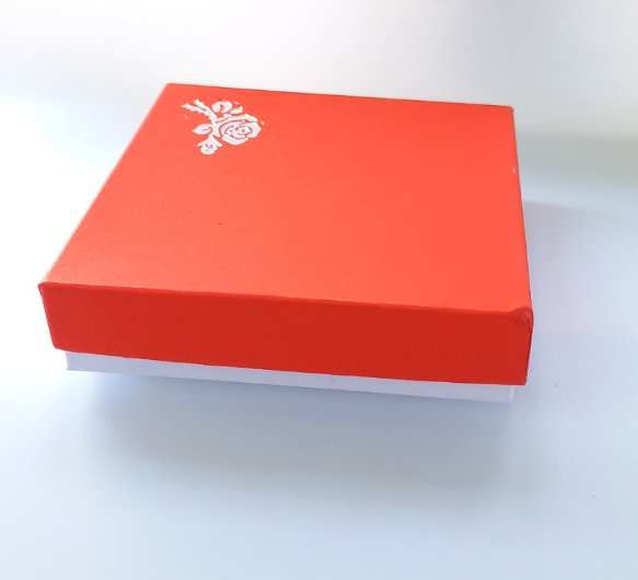 Hộp đựng quà màu đỏ dùng để đựng trang sức ,tặng quà dkt-silver