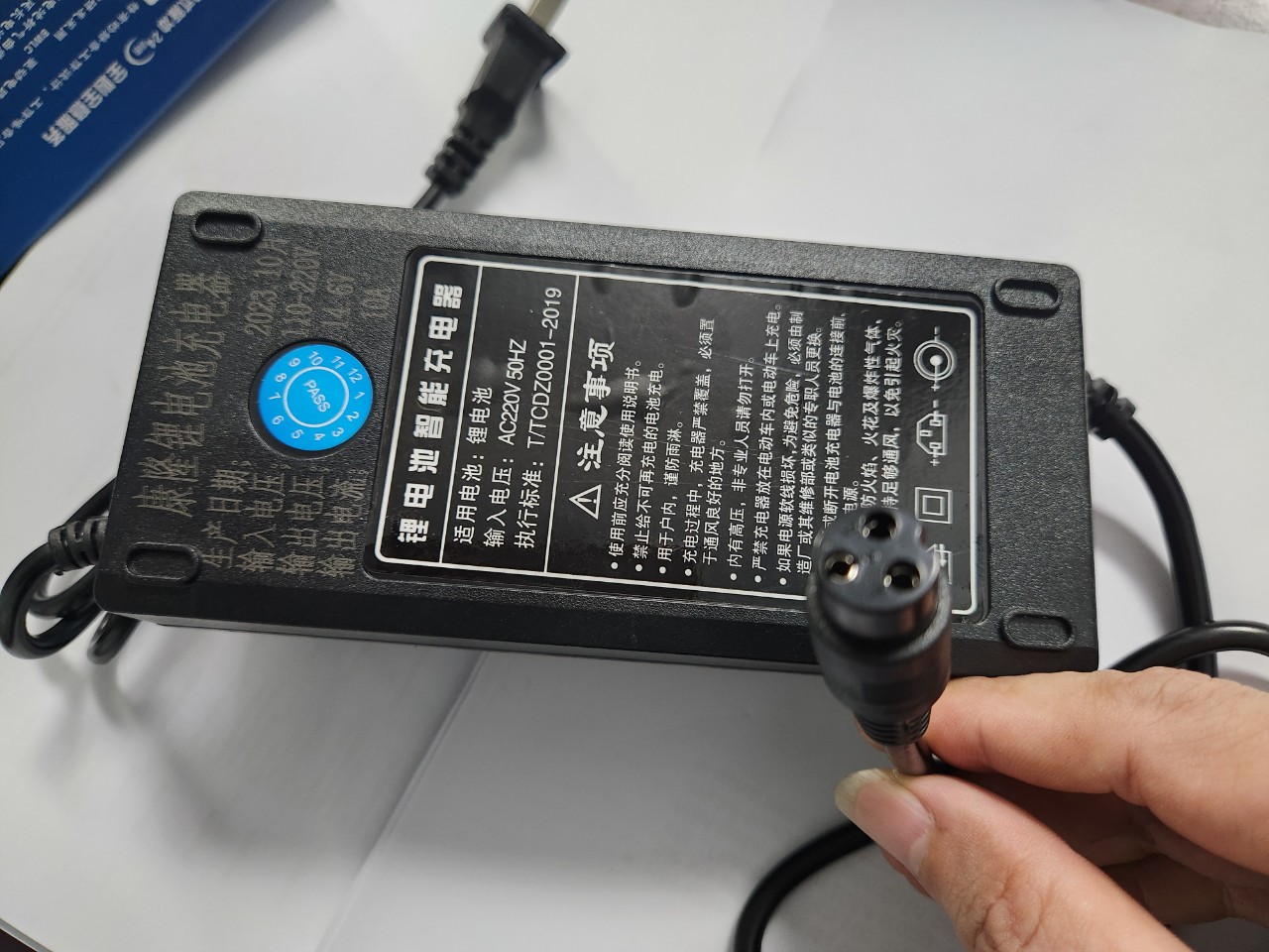Bộ sạc pin lithium 14.6v 10a sạc cho bình pin 4s 12v, có quạt gió làm mát