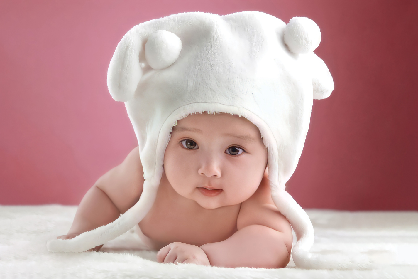 Tranh em bé dễ thương cho mẹ bầu mã em bé gái mũ len trắng - Tranh ...