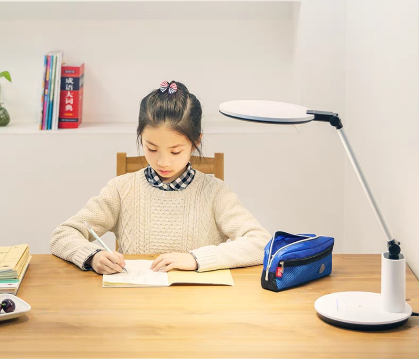 Đèn bàn học Panasonic HHLT 0623, Đèn học bảo vệ mắt cao cấp chống chói với chỉ số hoàn màu ánh sáng CRI98.3, bảo vệ mắt