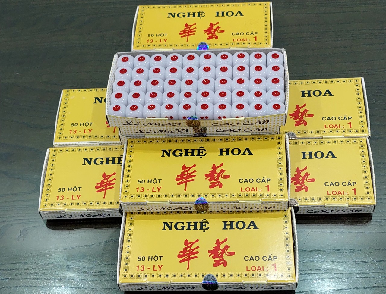1 hộp 50 hột tài xỉu/xí ngầu cao cấp nghệ hoa