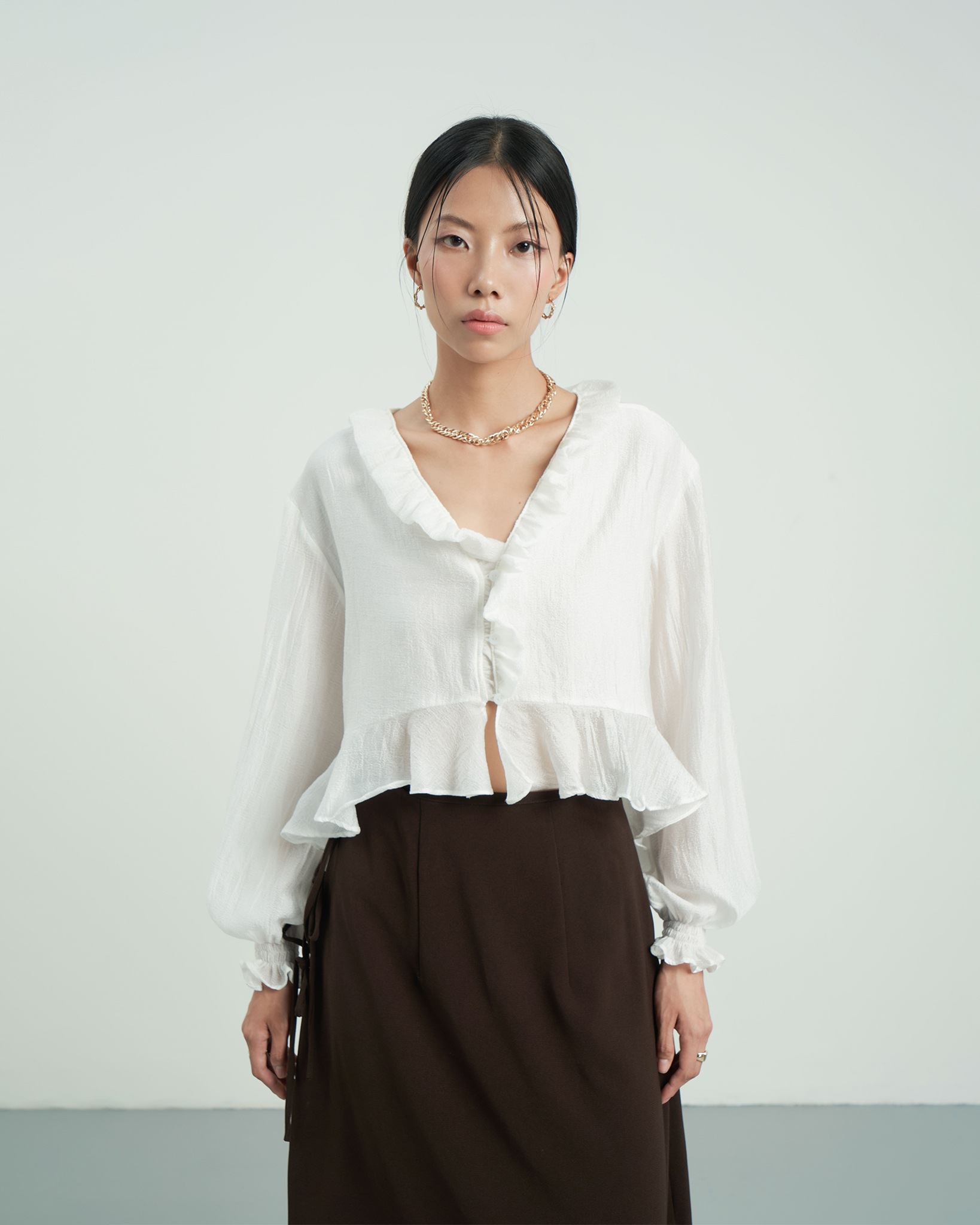 Áo kiểu jelina ruffle dáng ngắn thiết kế tay chuông bo chun