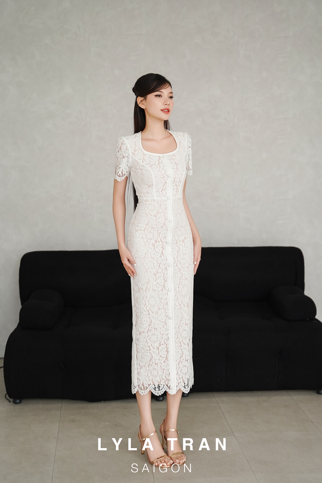 Đầm ren trắng ngắn tay ôm body sang trọng