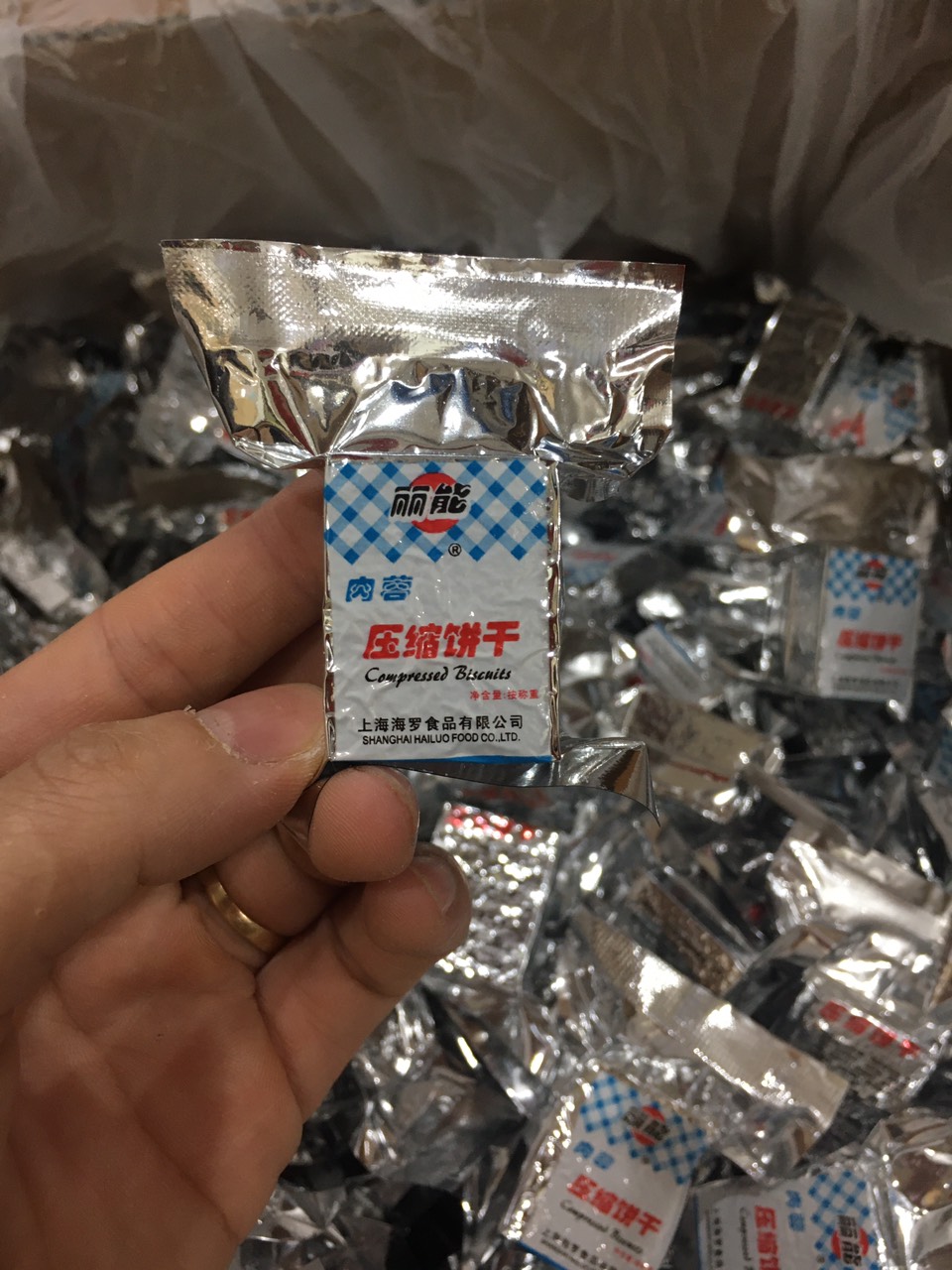 Sẵn - 1kg lương khô mini vị mặn thịt - kẻ xanh biển