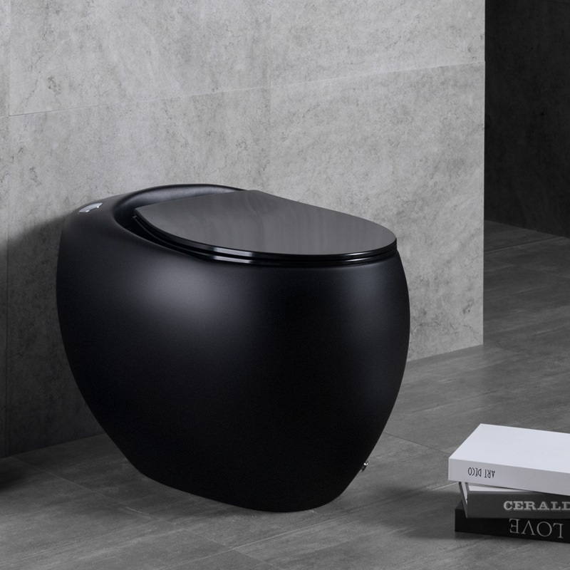 Bồn cầu xung điện kiểu trứng, màu đen, có thêm nút xả dưới chân, thiết kế sang trọng