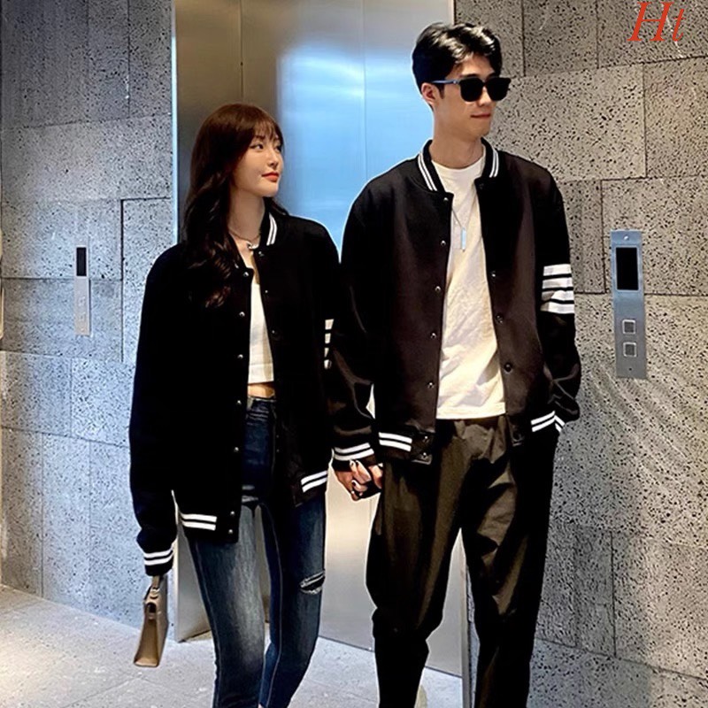Áo Bomber gió 4 sọc tay Chất liệu: gió lì mịn, cúc bấm sịn sò màu: đen Form mặc thoái mái