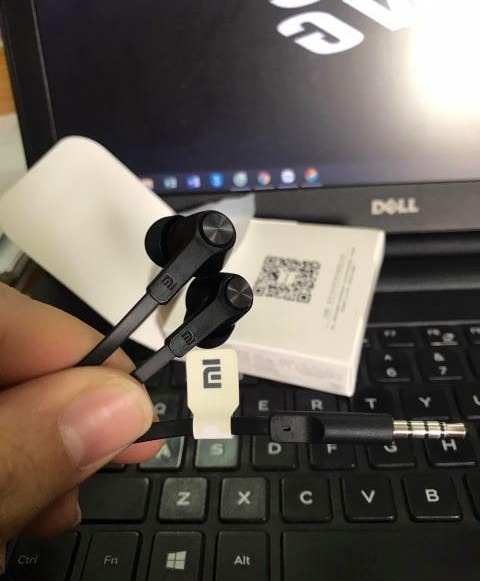 Tai nghe Xiaomi Mi In-Ear Headphones Basic 2016 dây dẹt (Đen)