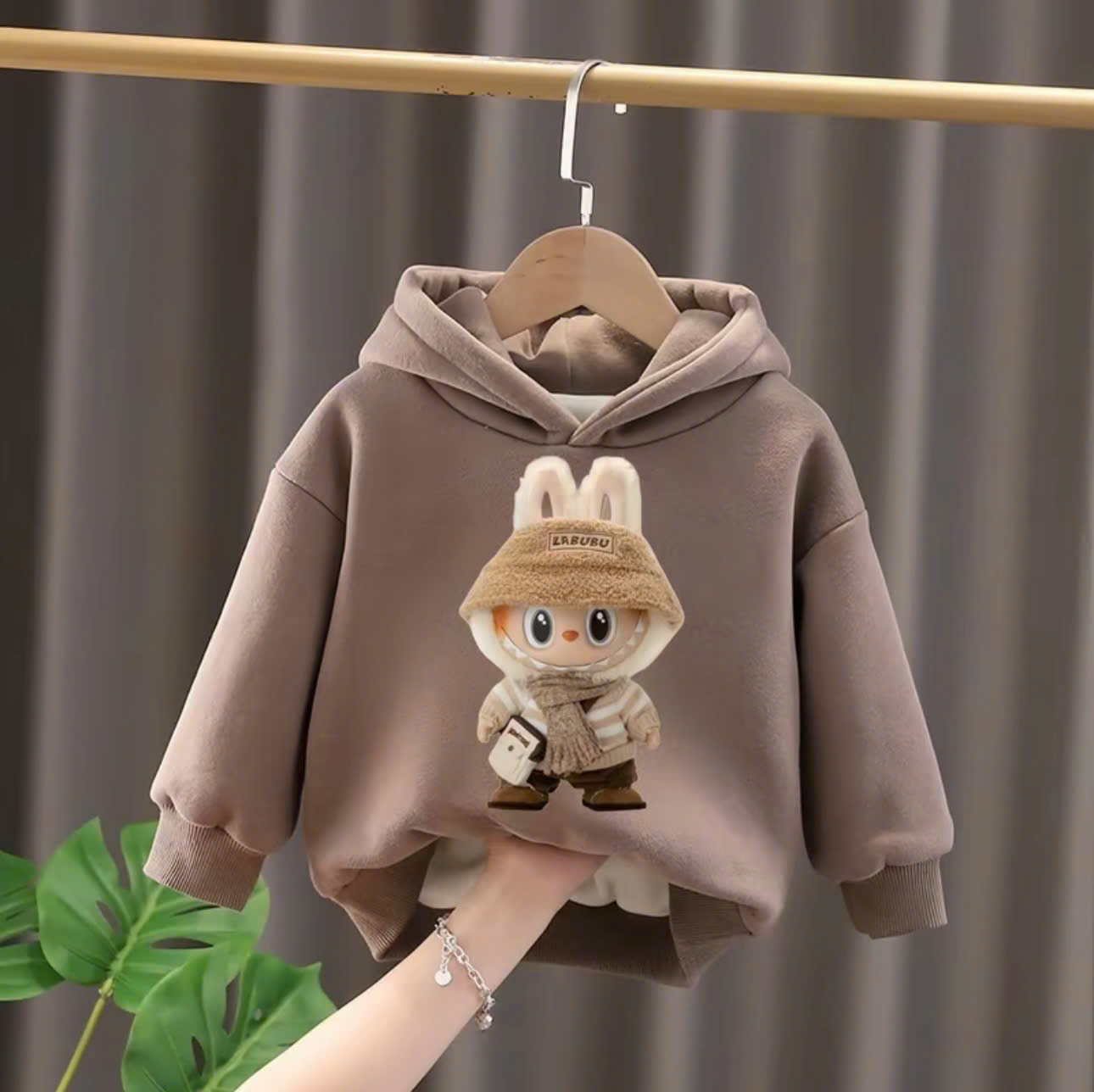 Áo hoodie Labubu thu đông dành cho bé gái và bé trai 14-45kg mẫu LABUBU QUÀNG KHĂN. Chất liệu nỉ mỏng.