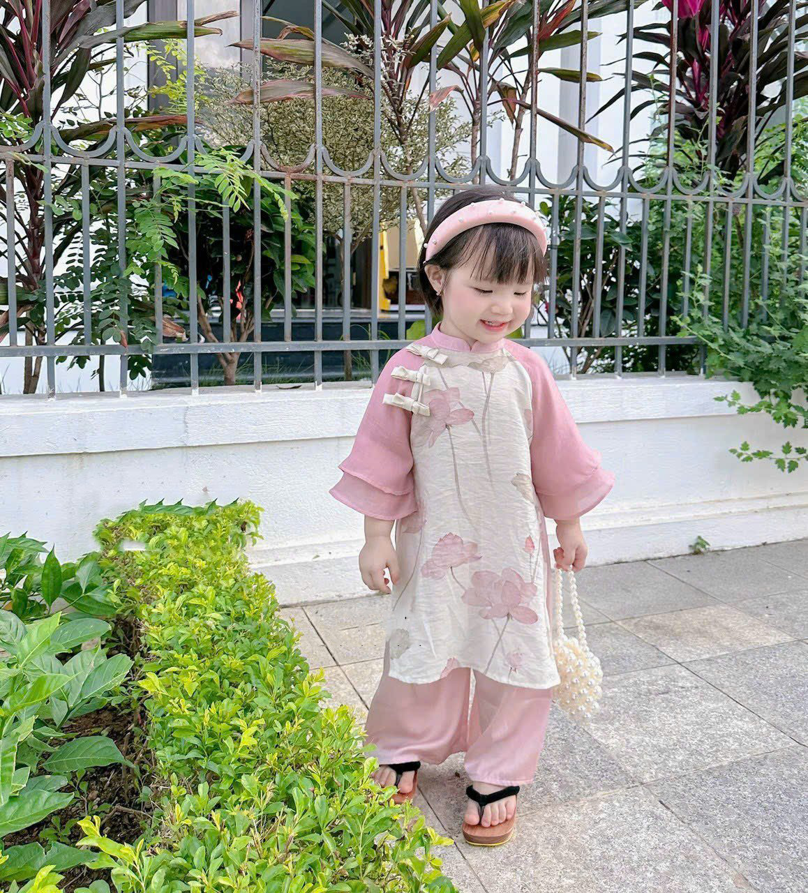 Áo dài tết cách tân cho bé gái áo dài tết lụa mềm cho bé gái áo dài tay phối hai lớp mẫu mới cho bé gái