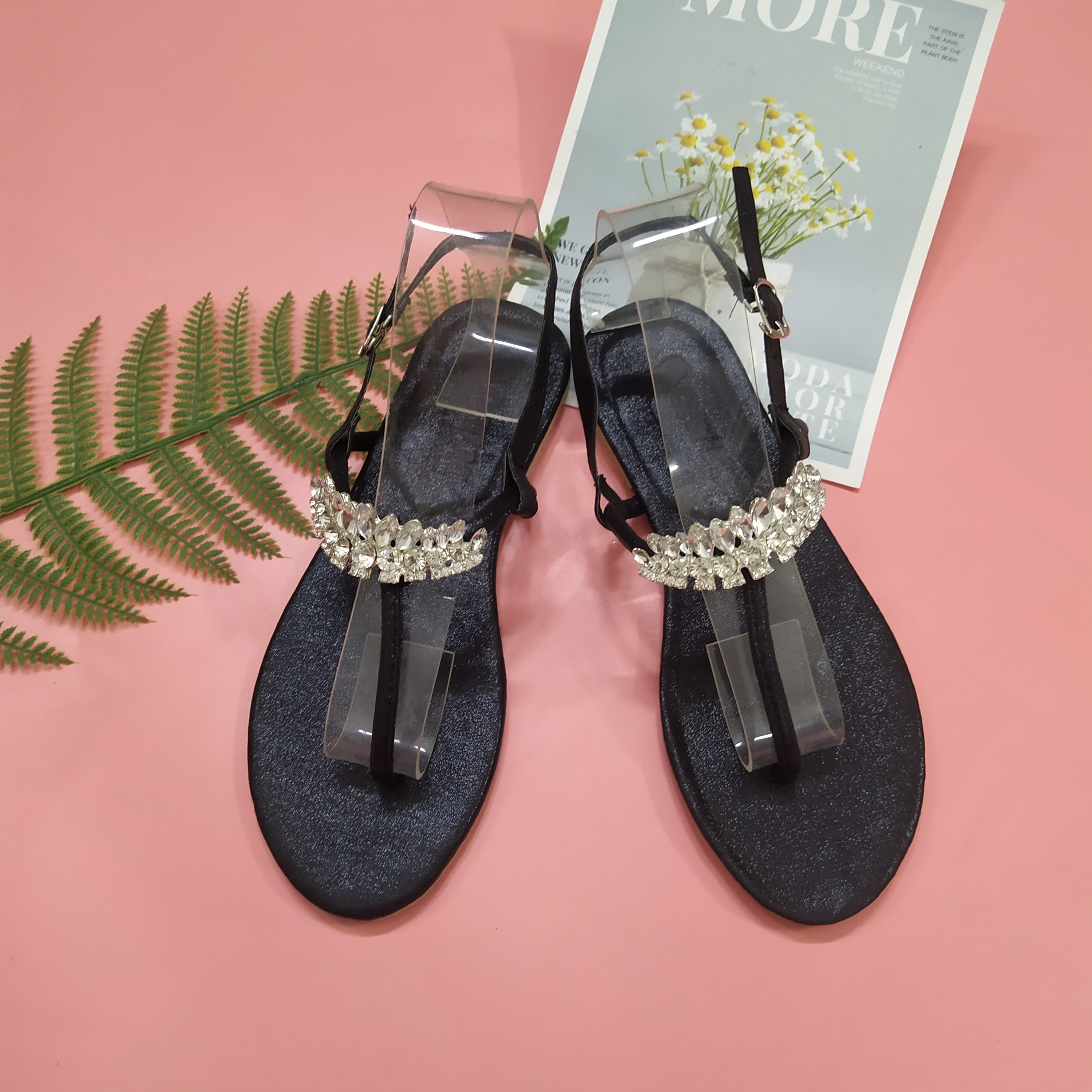 Giày sandal xỏ ngón , khóa tròn hình hoa đính đá hình vương miện