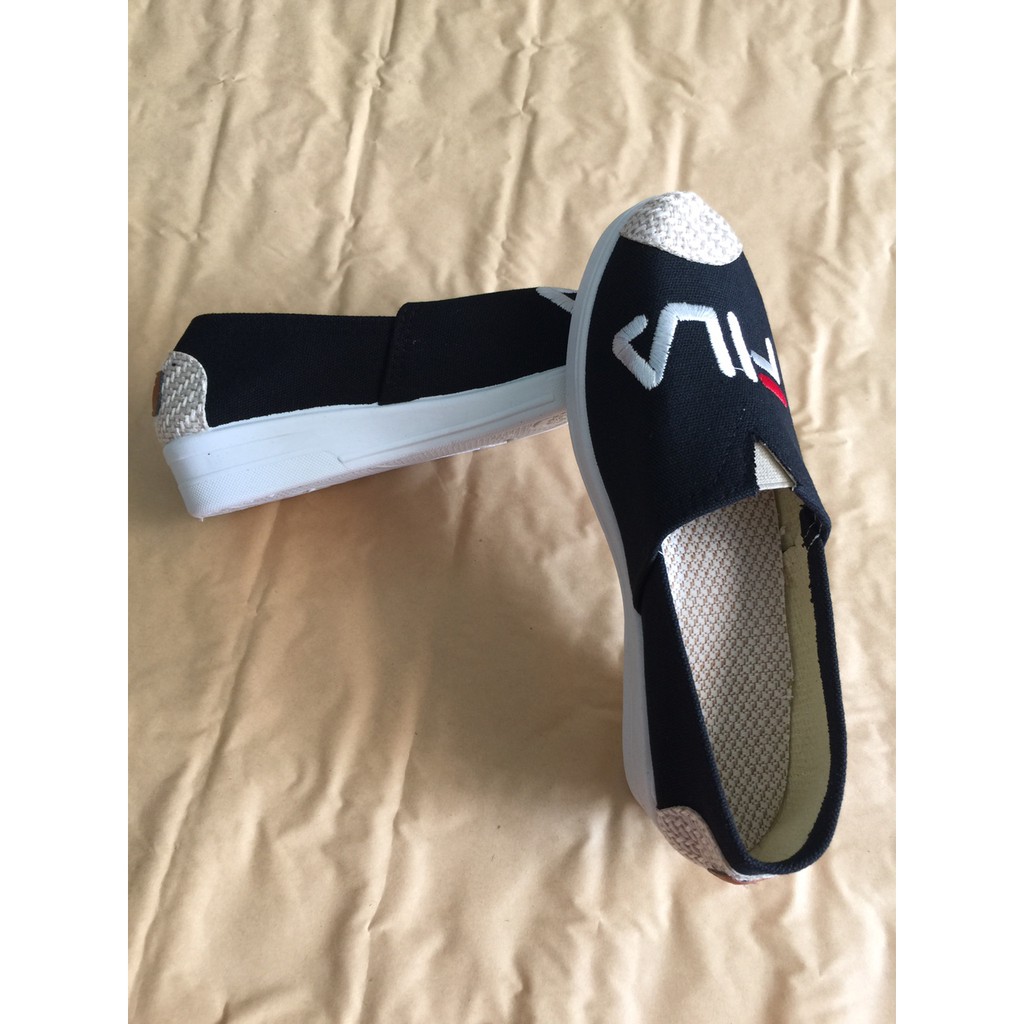 Giày slip-on thêu fila