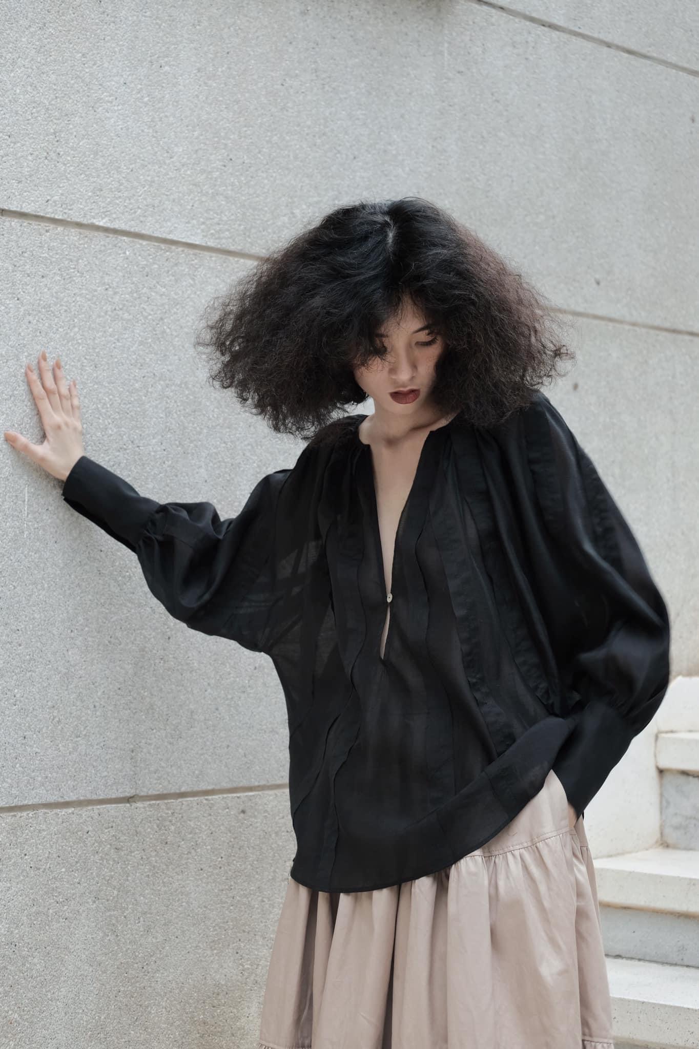 /ouba:d/ - áo sơmi blouse đen tay phồng form rộng basic nữ cổ tròn chất vải không nhăn s/m