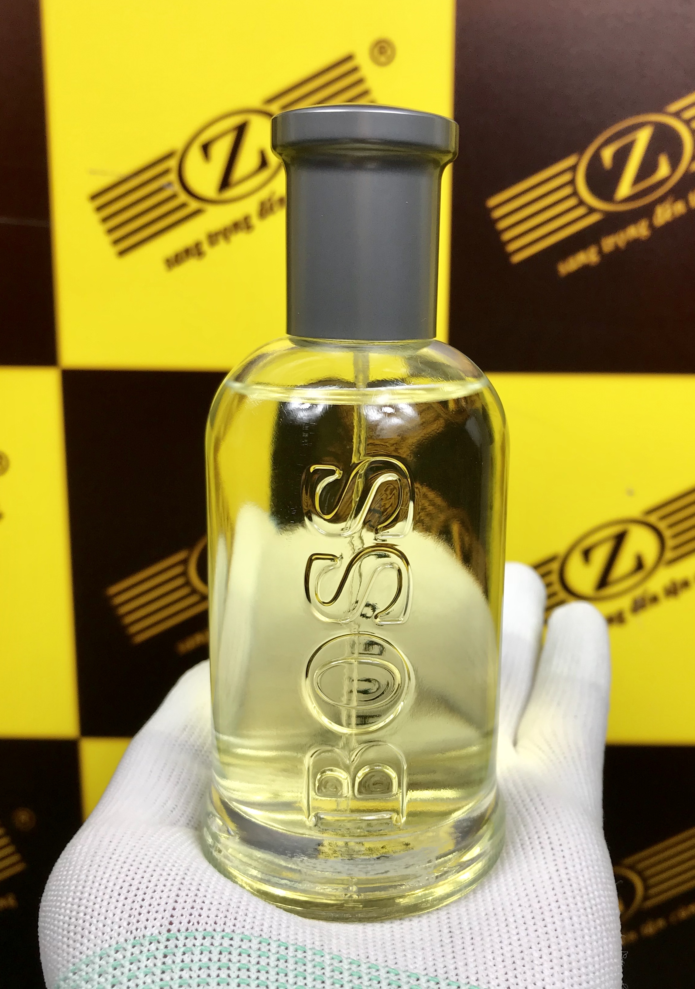 Hugo Boss - Bottled. 100ml. Eau de toilette. Sản xuất Anh. Mùi nam nhưng nữ sứt được