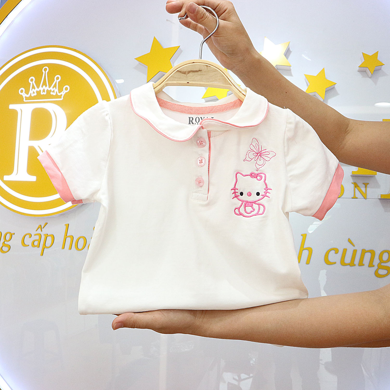 [HCM]Áo Thun Cotton Cao cấp Cổ Lá sen Màu trắng hình thêu kitty cho Bé Gái 8-27kg