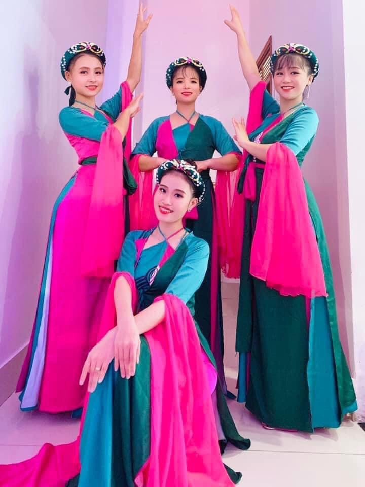 Set áo tứ thân phối xanh hồng kèm mấn vặn thừng, trang phục biểu diễn