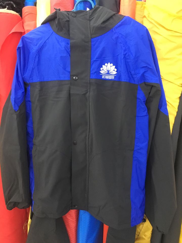 Áo mưa bộ 2 lớp chống thấm  . Bộ quần áo mưa  đi được mưa to đến chống bão . Áo mưa vải dù chống mốc ,gọn nhẹ