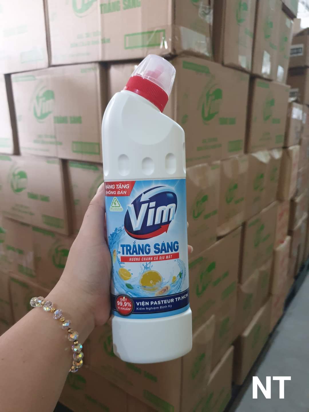 Vim tẩy bồn cầu, Vim Nước tẩy rửa bồn cầu và nhà tắm trắng sáng hương chanh sả dịu mát 450ml