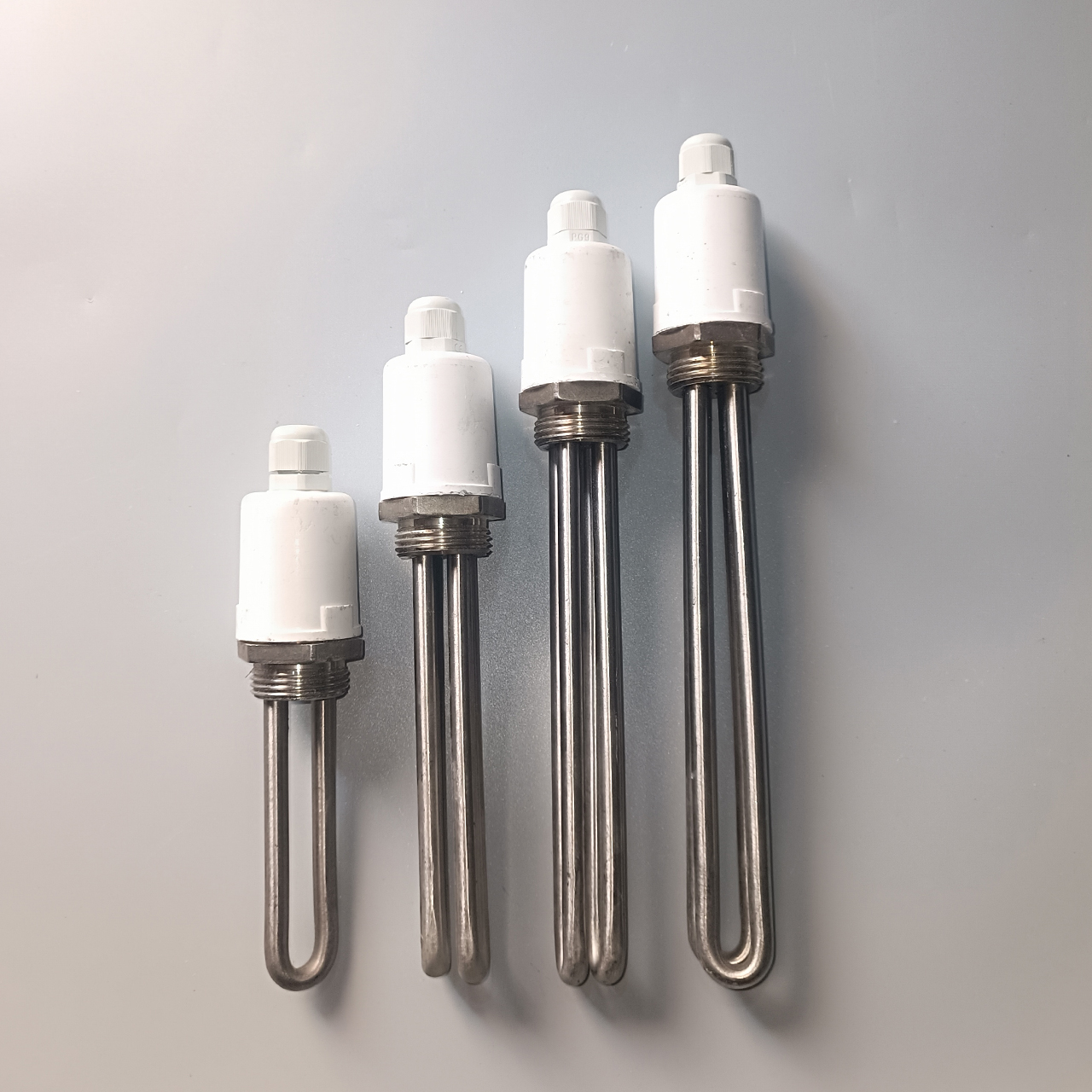 Thanh nhiệt phi 32 công suất 800w đến 4kw, điện áp 220V chất liệu inox 304, điện trở đun nước ren phi 32 hàng tốt.