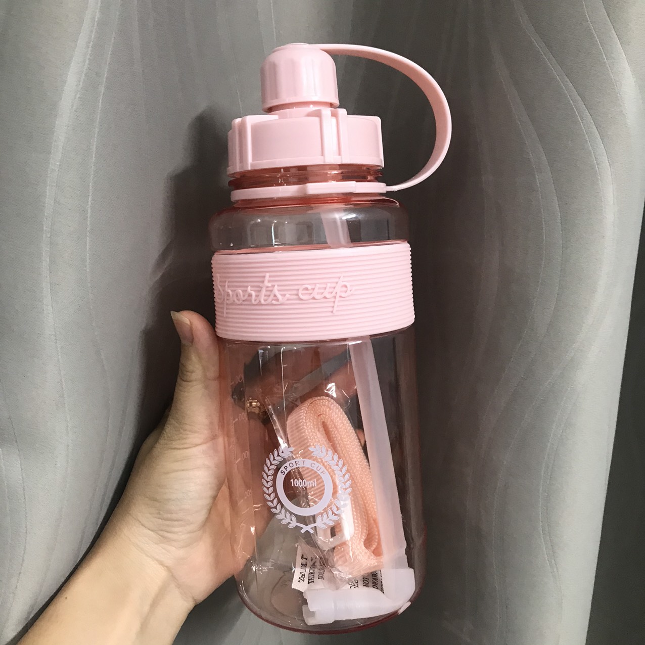 Chai đựng nước có ông hút chất liệu nhựa có dây đeo dung tích 1l