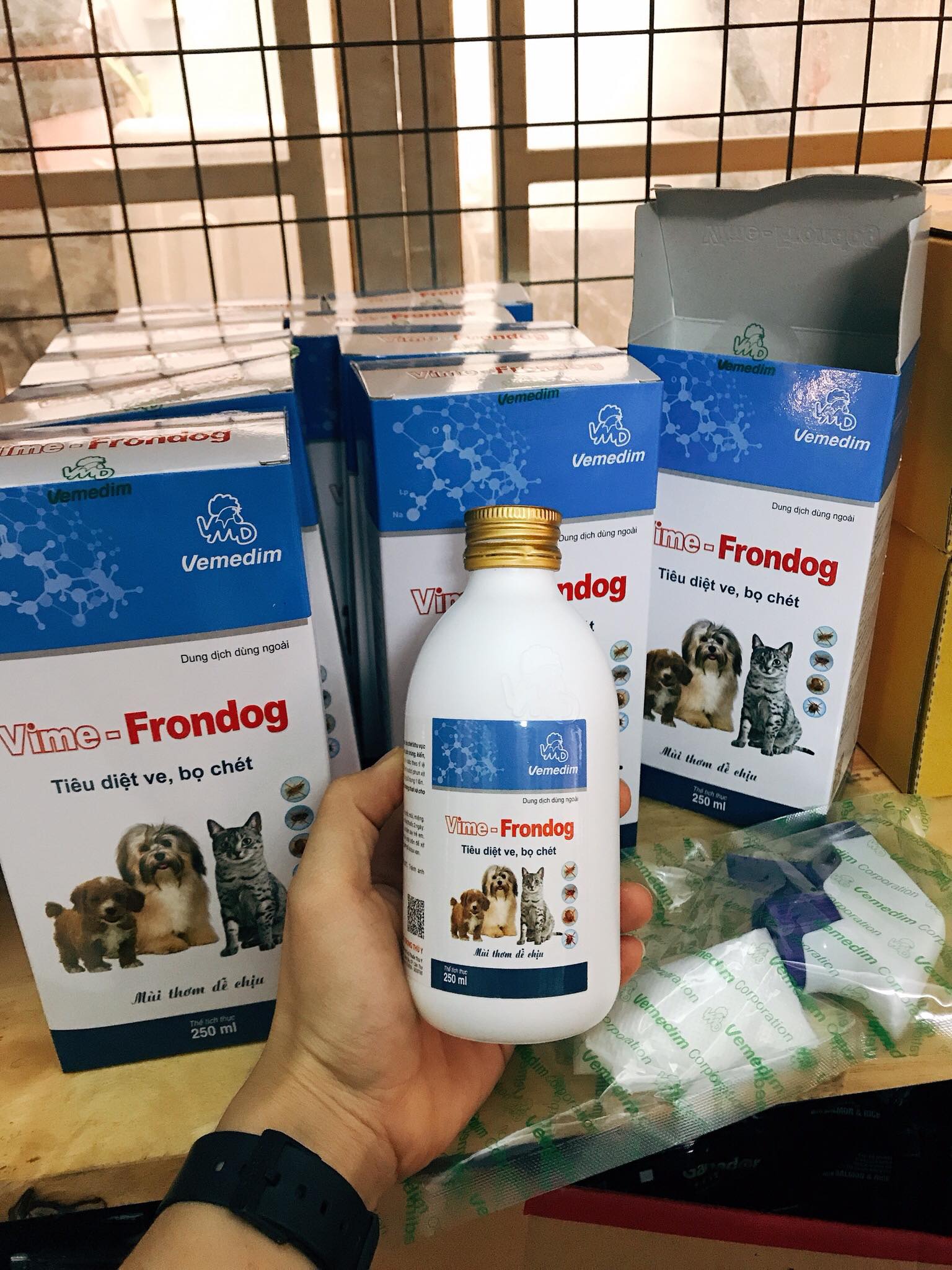 Thuốc xịt tiêu diệt ve rận bọ chét trên thú cưng, chó mèo Vime Frondog Vemedim long lasting control of fleas, ticks and chewing lice 250ml