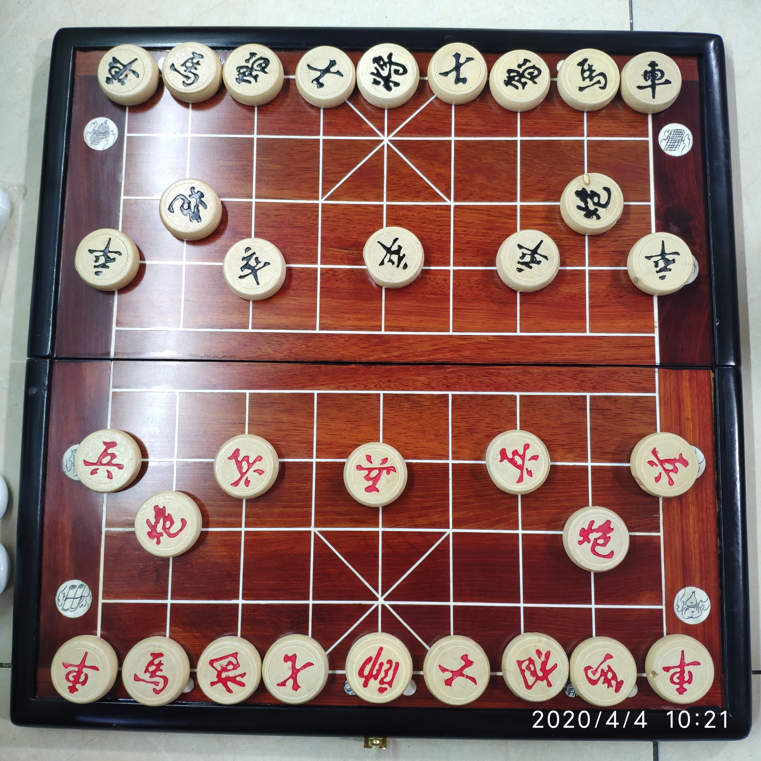 Bàn cờ gỗ hương kèm quân gỗ thông