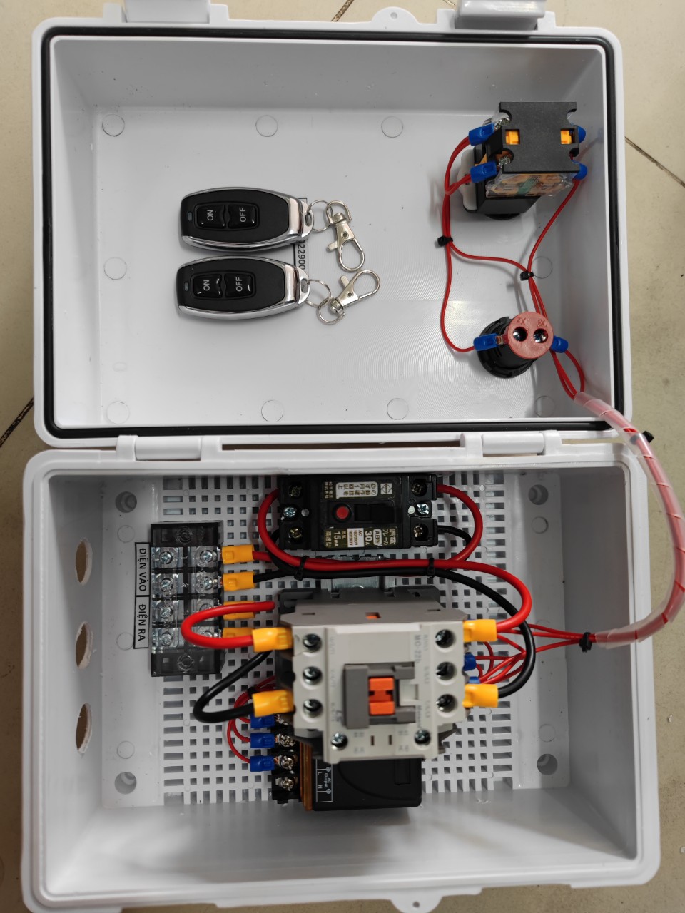 Tủ điều khiển 220v tắt mở máy bơm từ xa bằng remote, timer, wifi