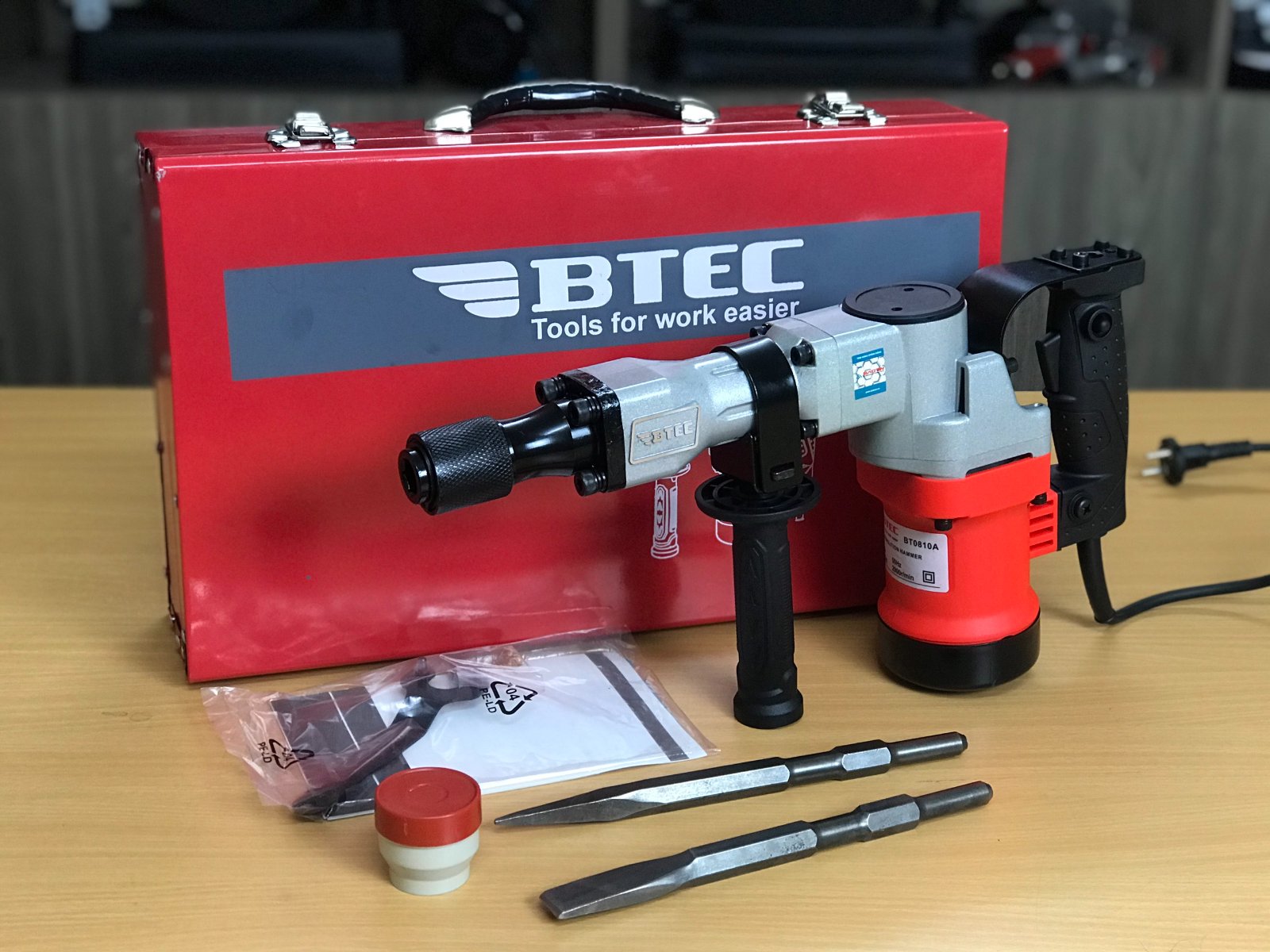 Máy đục Bê tông BTEC BT0810A công suất 1300w -17Ly