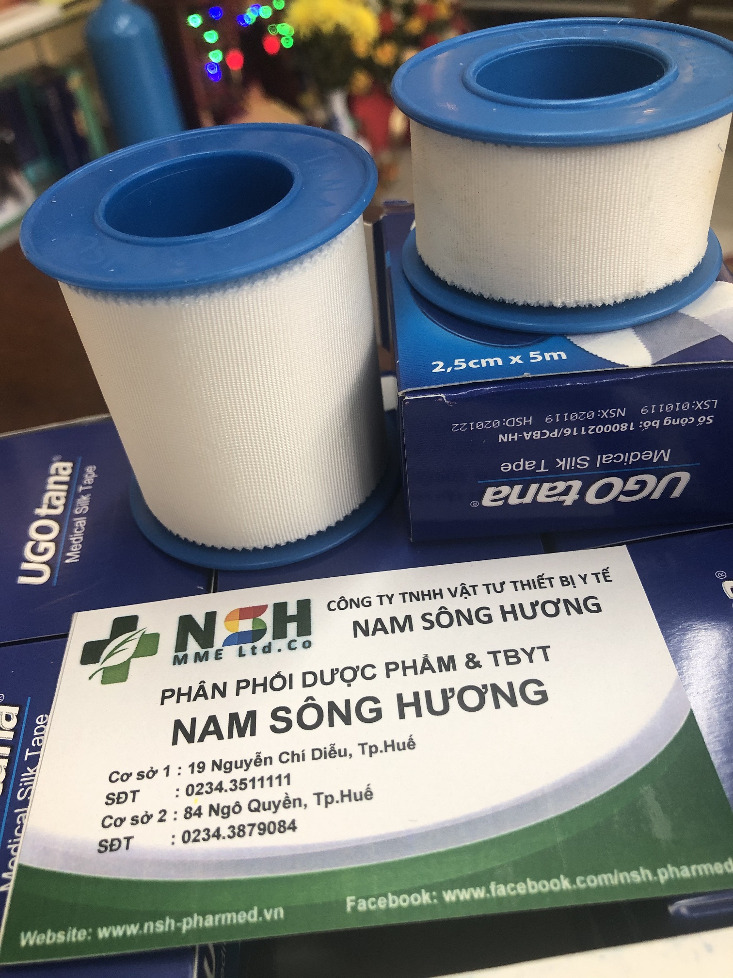 Băng keo dính cuộn vải lụa y tế Urgo ugo tana silk tape độ dính cao 2.5cm x 5m và 5cm x 5m