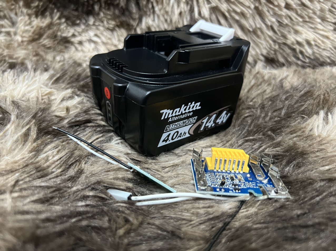 Vỏ mạch makita 14.4v 4s-2p , có báo pin, mạch nhận sạc zin, có tem đáy.