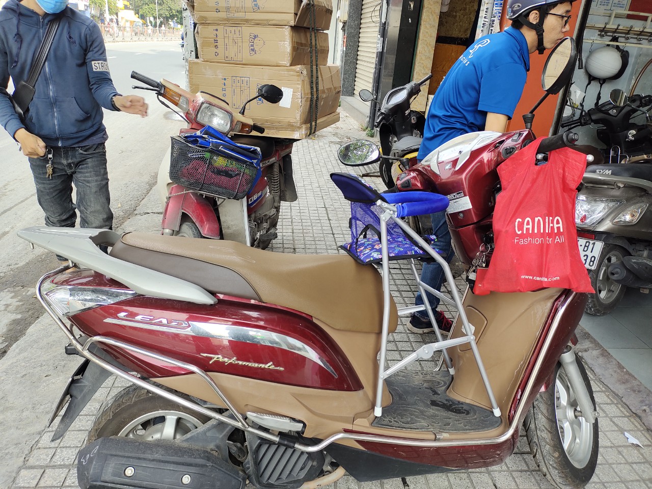 Ghế ngồi xe máy có vòng bảo vệ xếp gọn xe LEAD