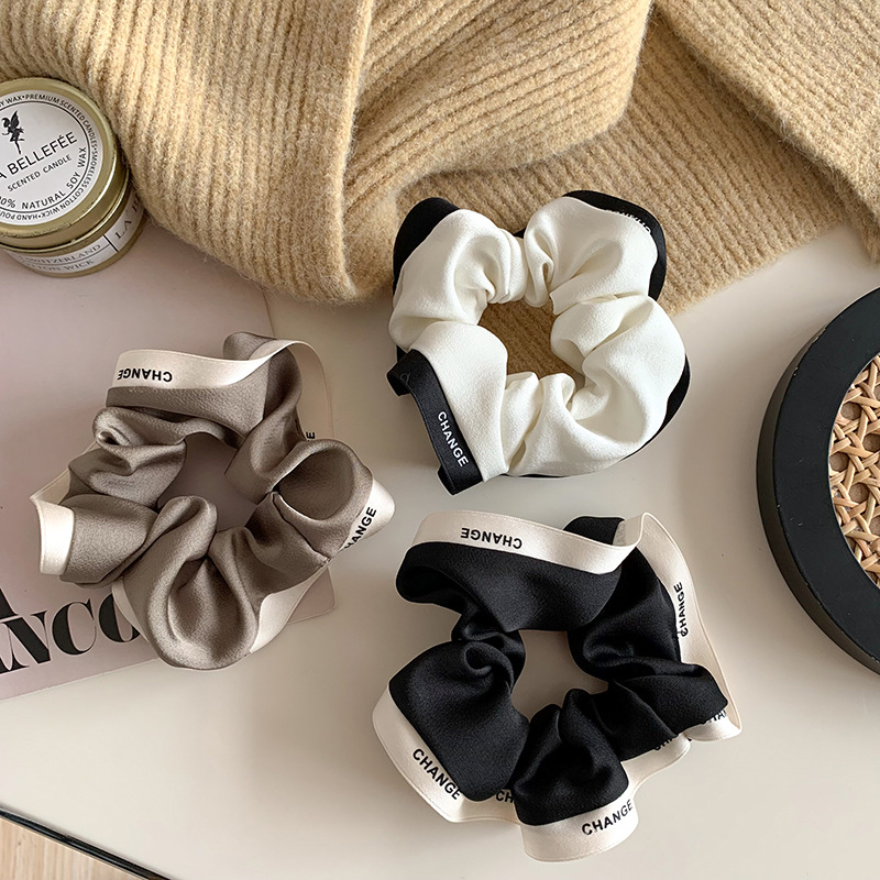 Cột tóc scrunchies có viền sang trọng chữ change để búi tóc