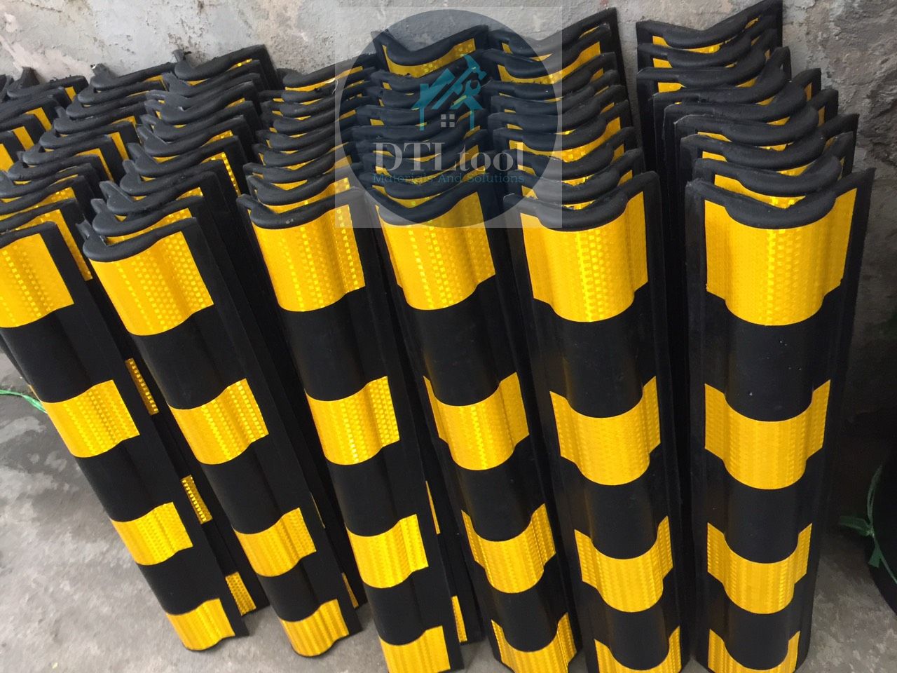 Thanh ốp cột cao su cao 800mm Decal phản quang. Bảo vệ góc tường, góc cột. Ốp tròn 800x100x10mm. Bao phụ kiện lắp đặt