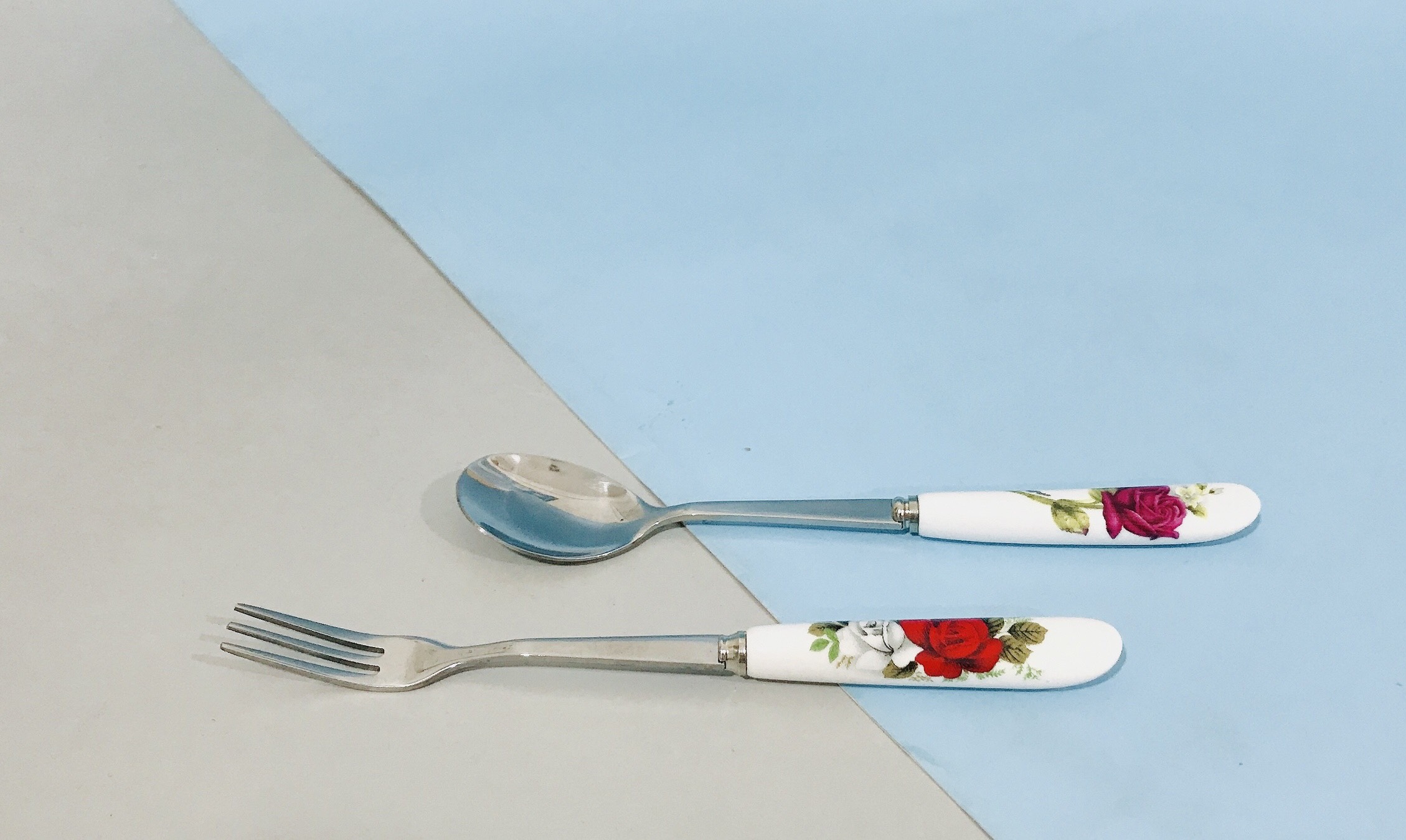 Bộ muỗng nĩa inox nhỏ cán bọc sứ trắng in hoa hồng, nhiều hoa