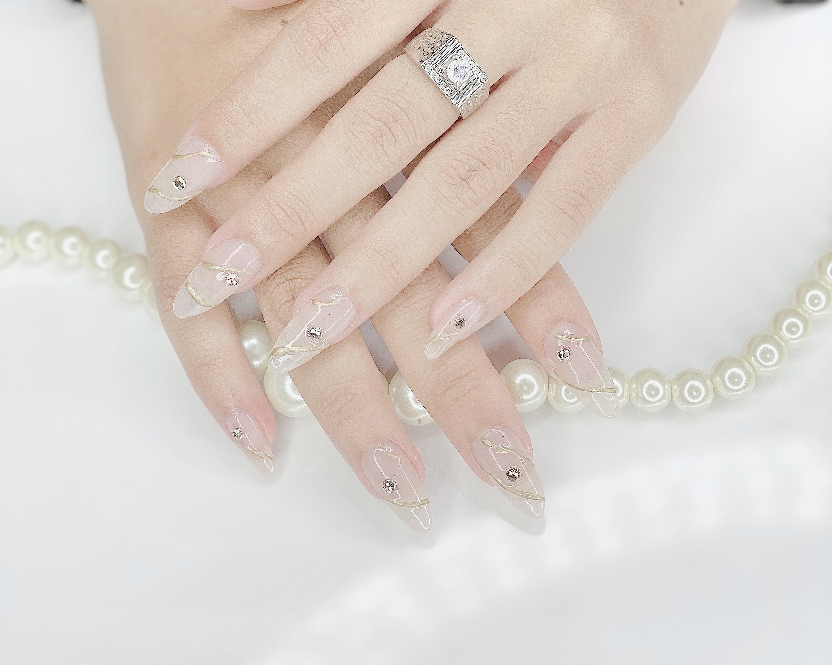 Nail Box. > Móng up trang trí nhũ vàng đính đá Angela Làm theo số đo và mẫu yêu cầu hoặc mẫu có sẵn