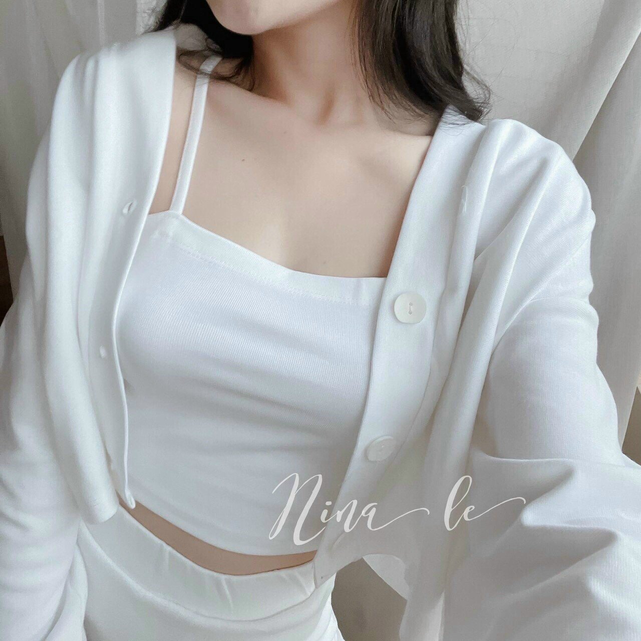Set áo hai dây có mút ngực và chân váy ôm kèm áo khoác ngoài. qc