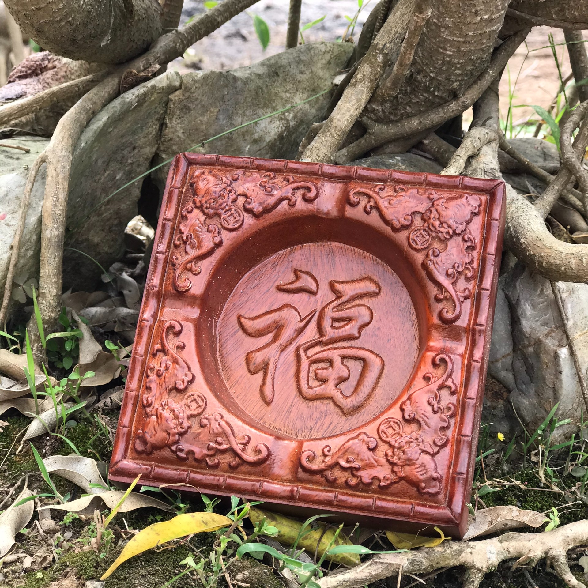 Gạt tàn thuốc lá gỗ hương đỏ .