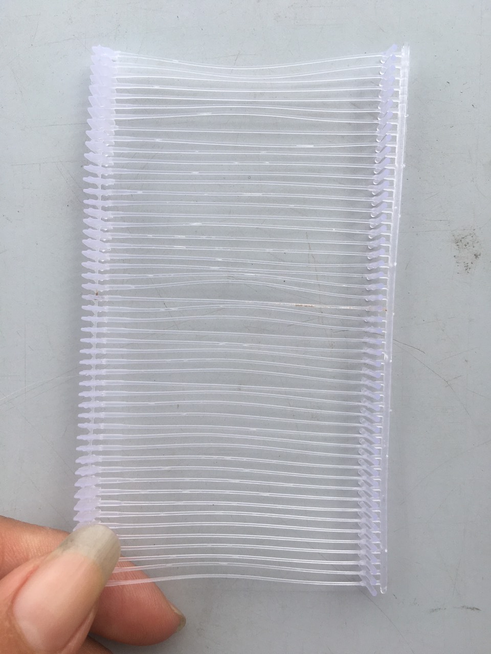 Ty nhựa bắn mạc trên quần áo hay còn gọi dây treo mạc Tag pin
